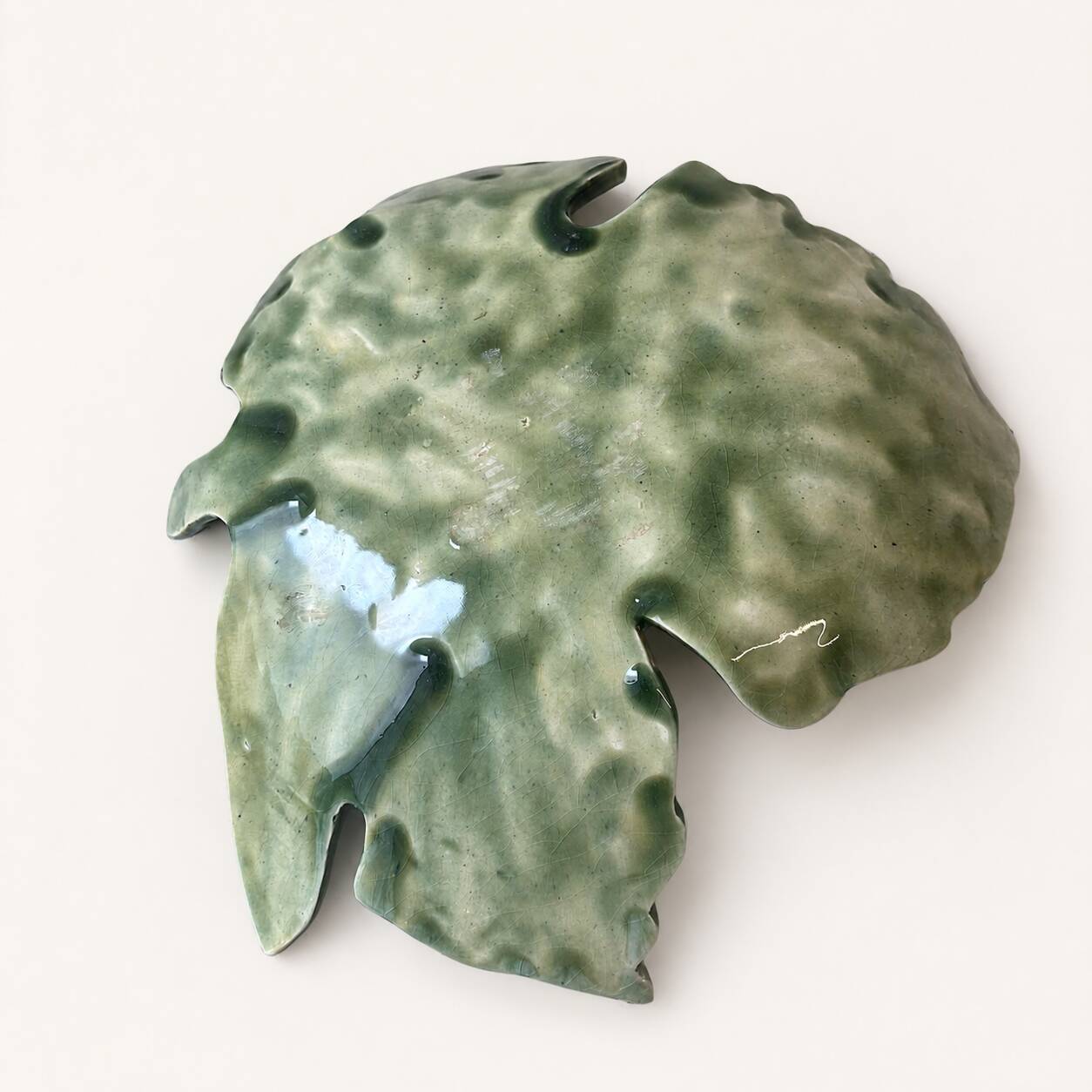 Plat feuille en céramique de Vallauris années 60