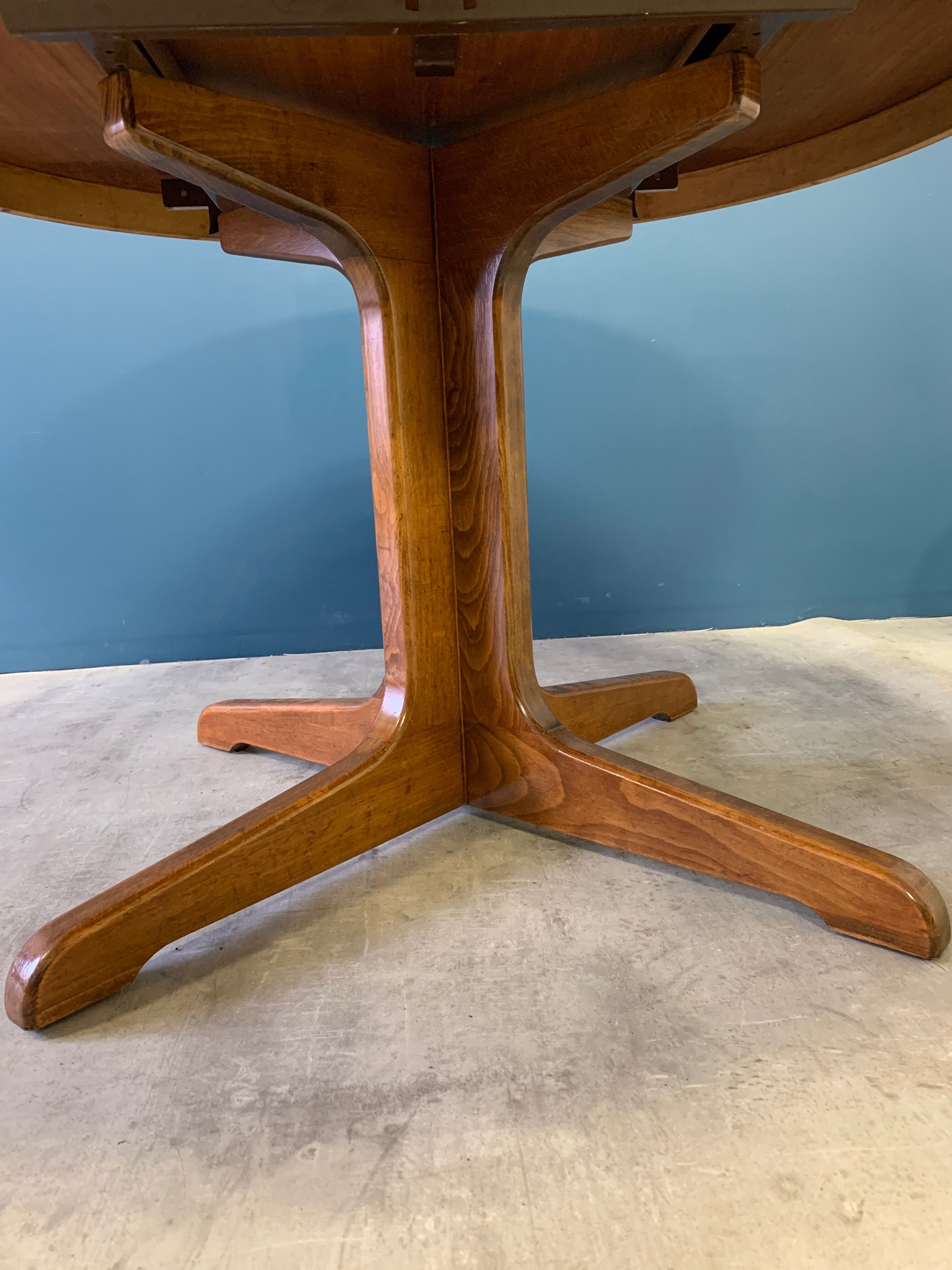 Expandable round table with butterfly extension