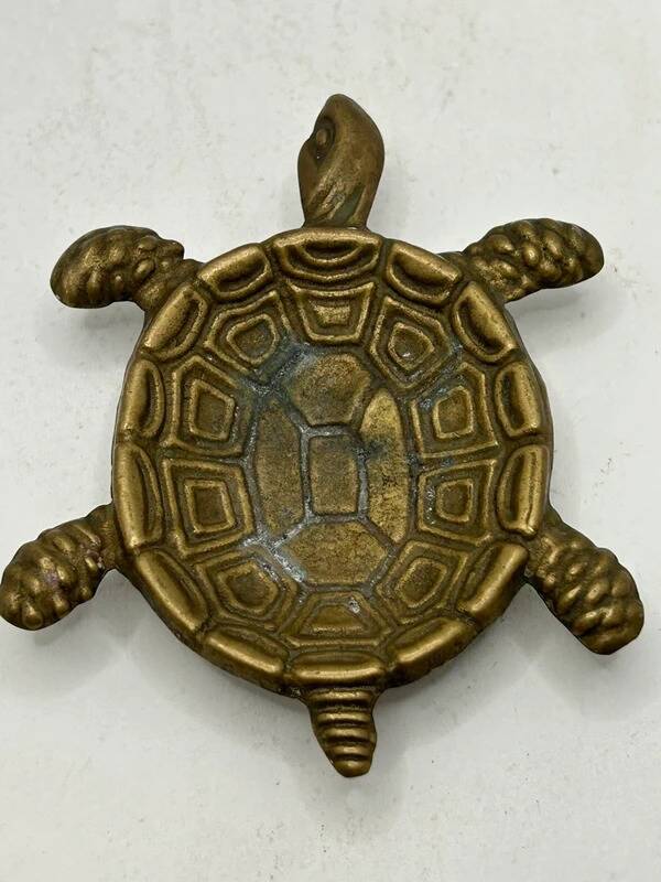 Vintage turtle ashtray in gilded brass, patinated animal-shaped catchall.