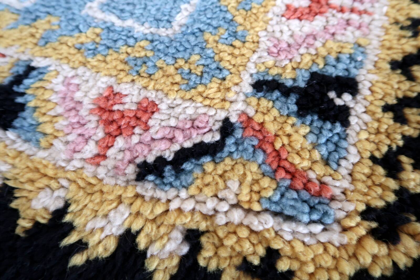 Tapis vintage français Savonnerie fait main en laine – 71 x 128 cm – 1960s