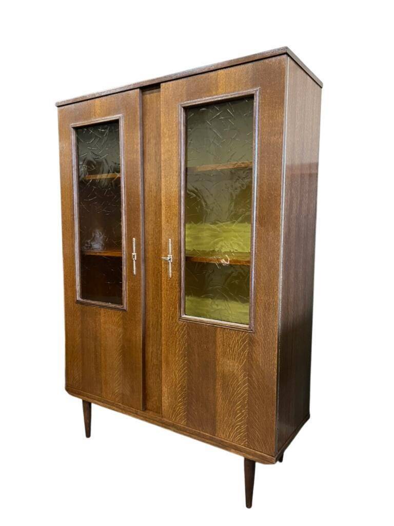 vitrine vintage en bois avec verre à relief jaune ocre