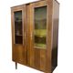 vitrine vintage en bois avec verre à relief jaune ocre
