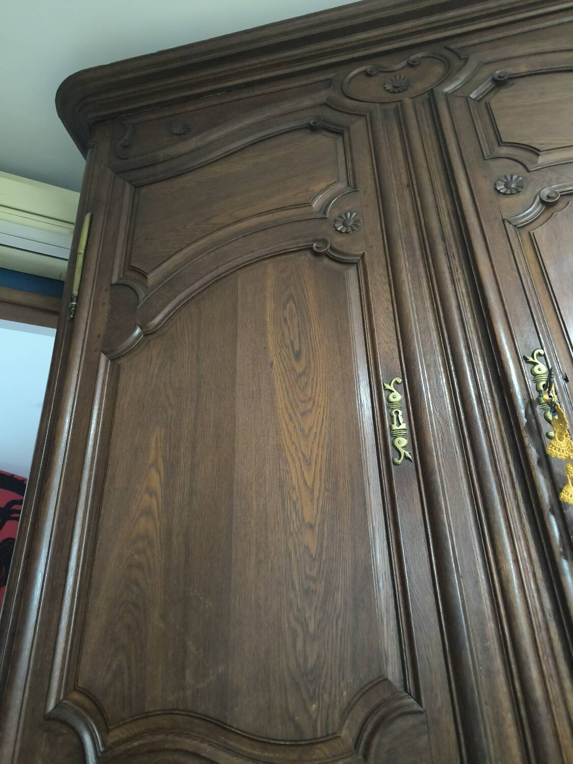 Lorraine wardrobe in solid oak from the 18th century.