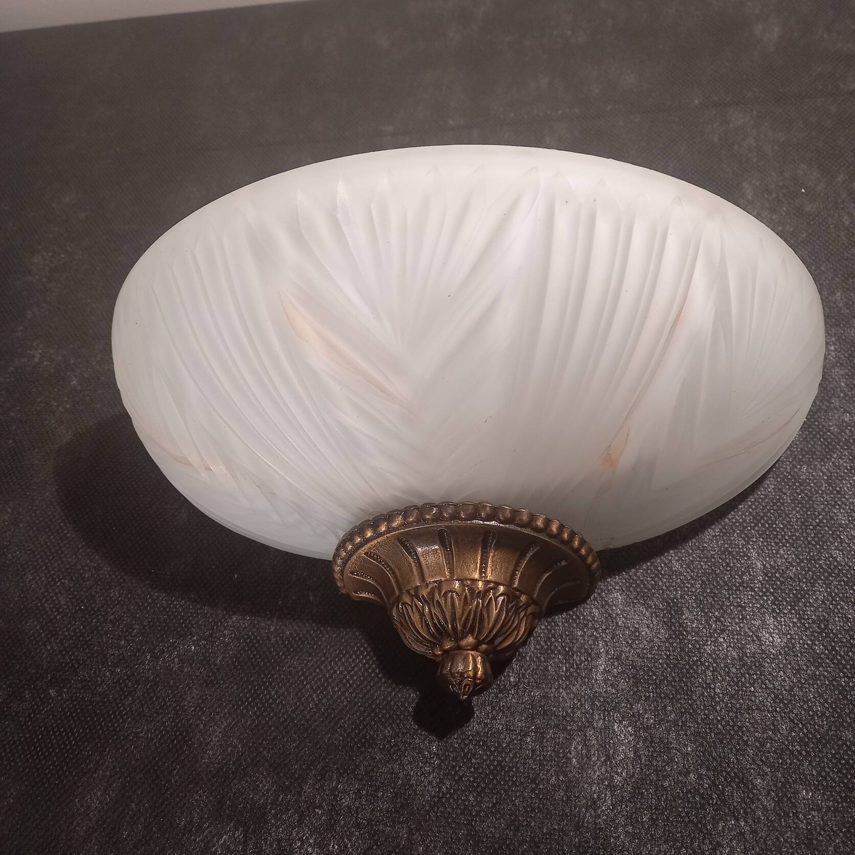 Wall light in brass and glass paste