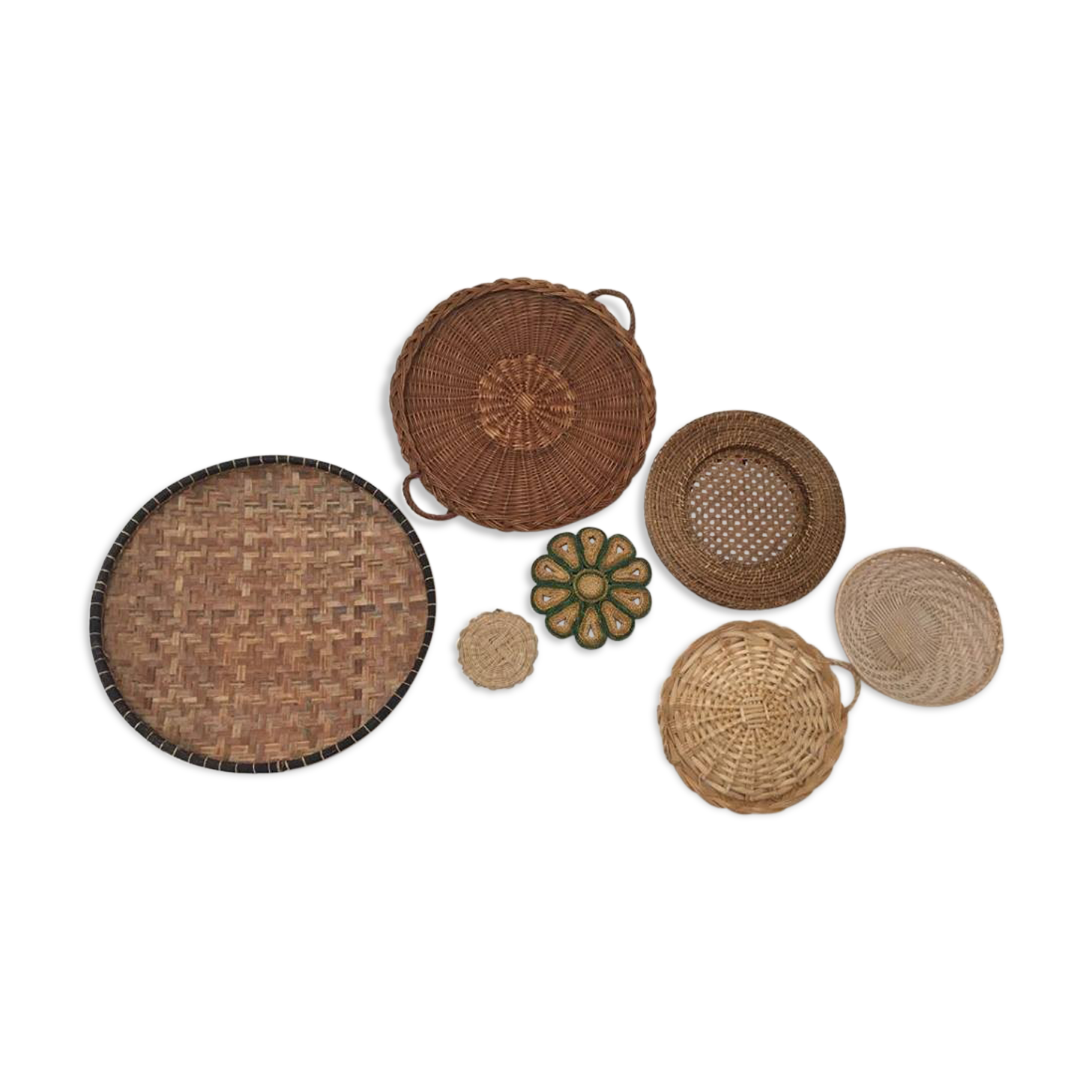 Wall composition of baskets and braided wicker trays