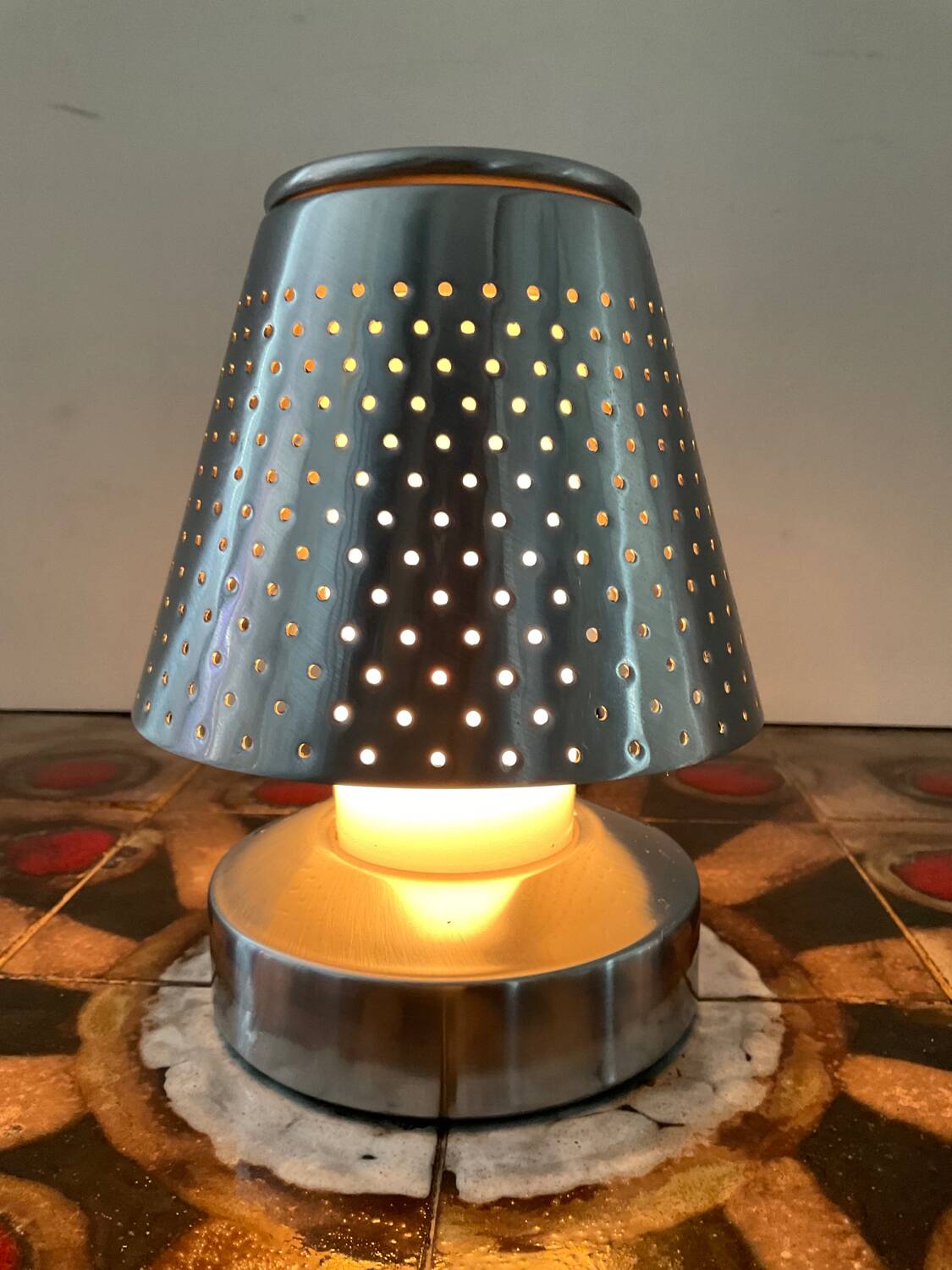 Lampe design en inox perforé