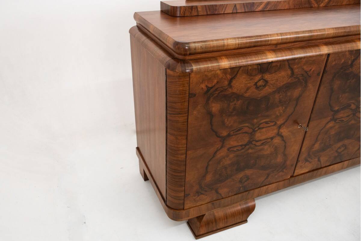 Walnut buffet, Art Deco chest of drawers.