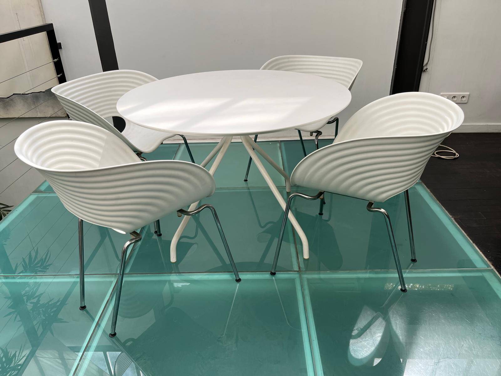 4 Tom Vac chairs designed by Ron Arad with a white round table of 110cm.