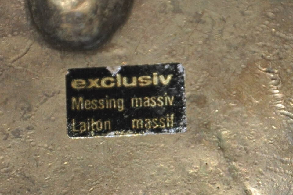 Empty-pocket flower in solid brass