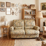 Flowered canapé in chic Grandmother style