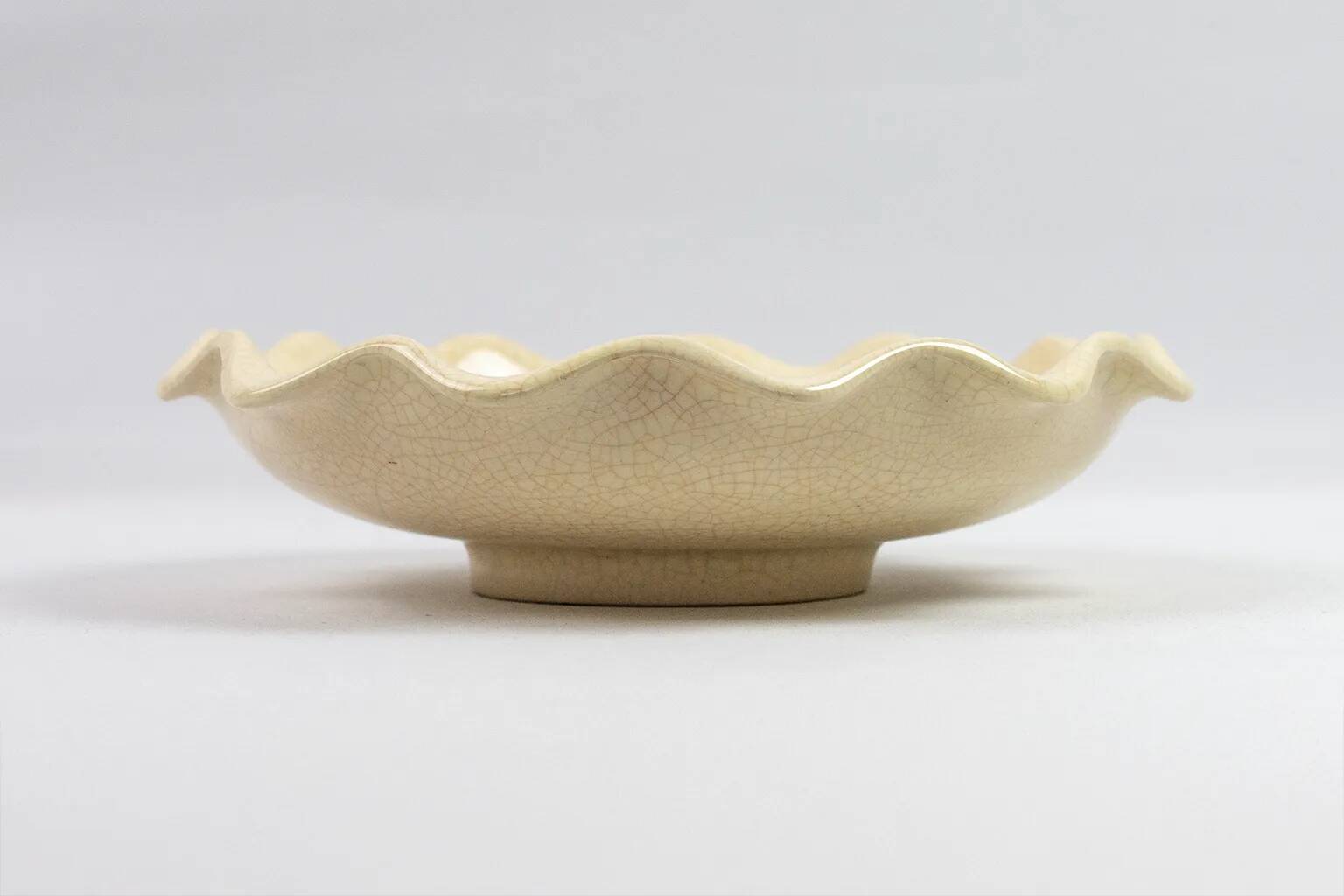 Coupe et boîte Longwy en émaux craquelés beige à décor doré