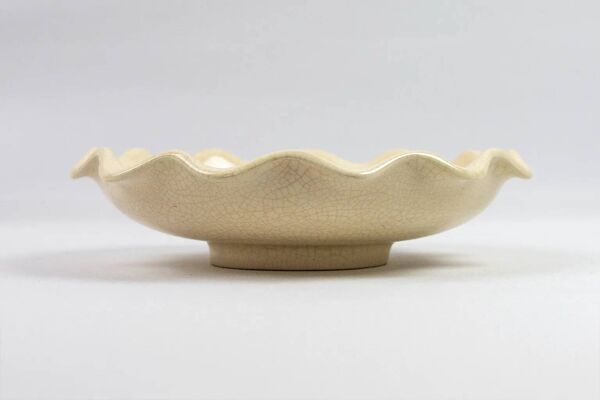 Coupe et boîte Longwy en émaux craquelés beige à décor doré