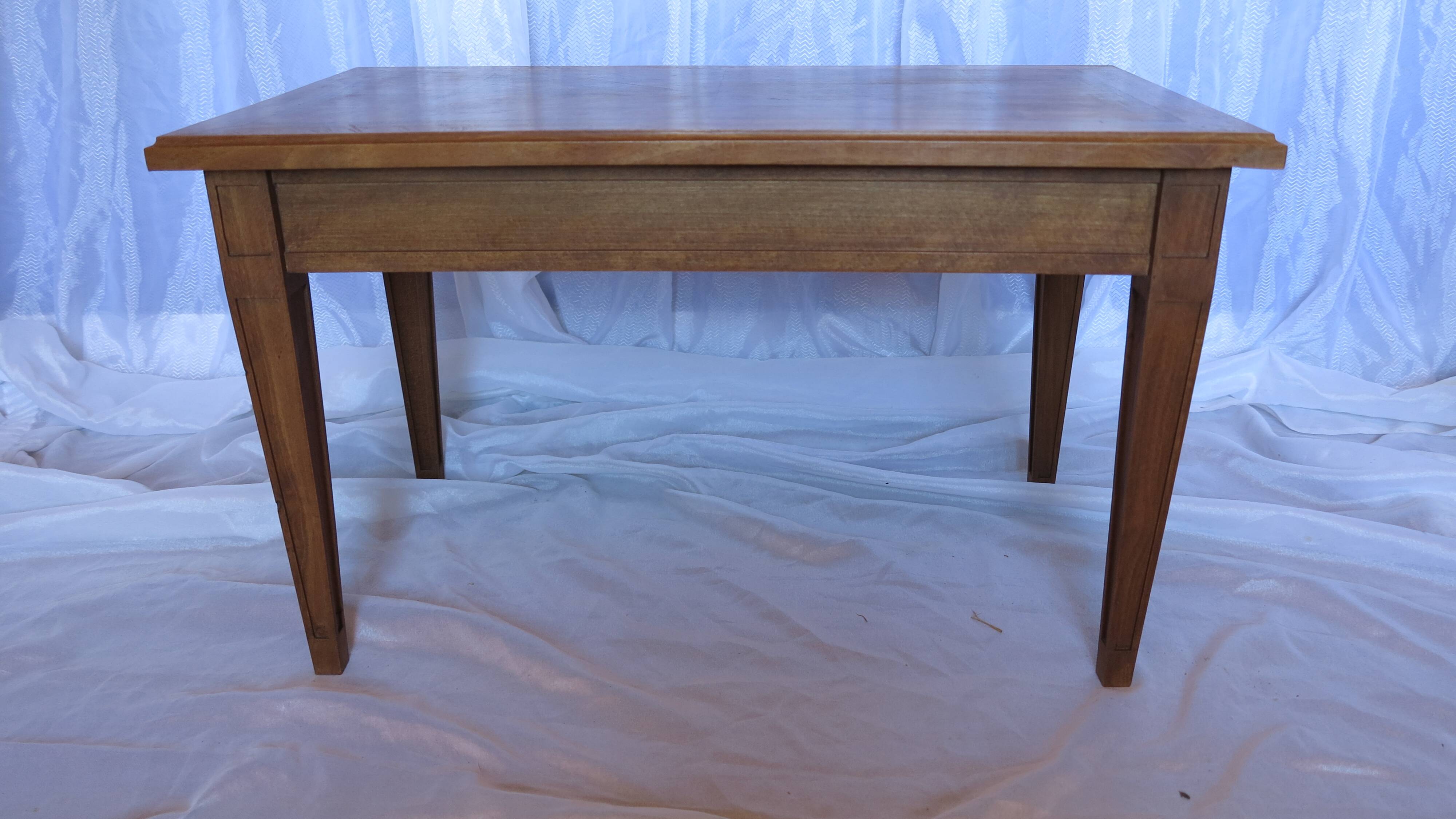 table basse de style Louis XVI bois naturel