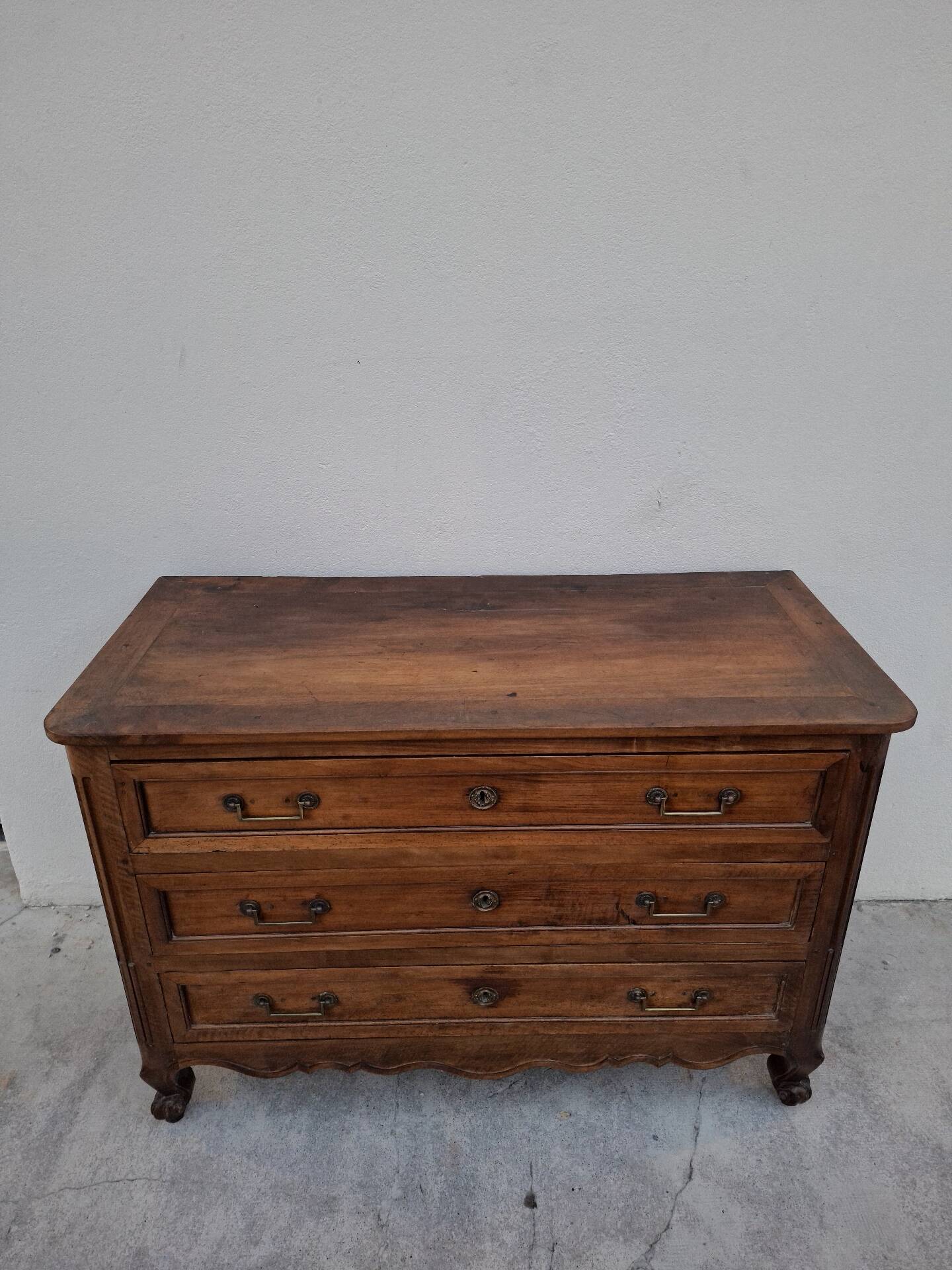 Louis XV style commode in solid walnut, 19th century rustic.