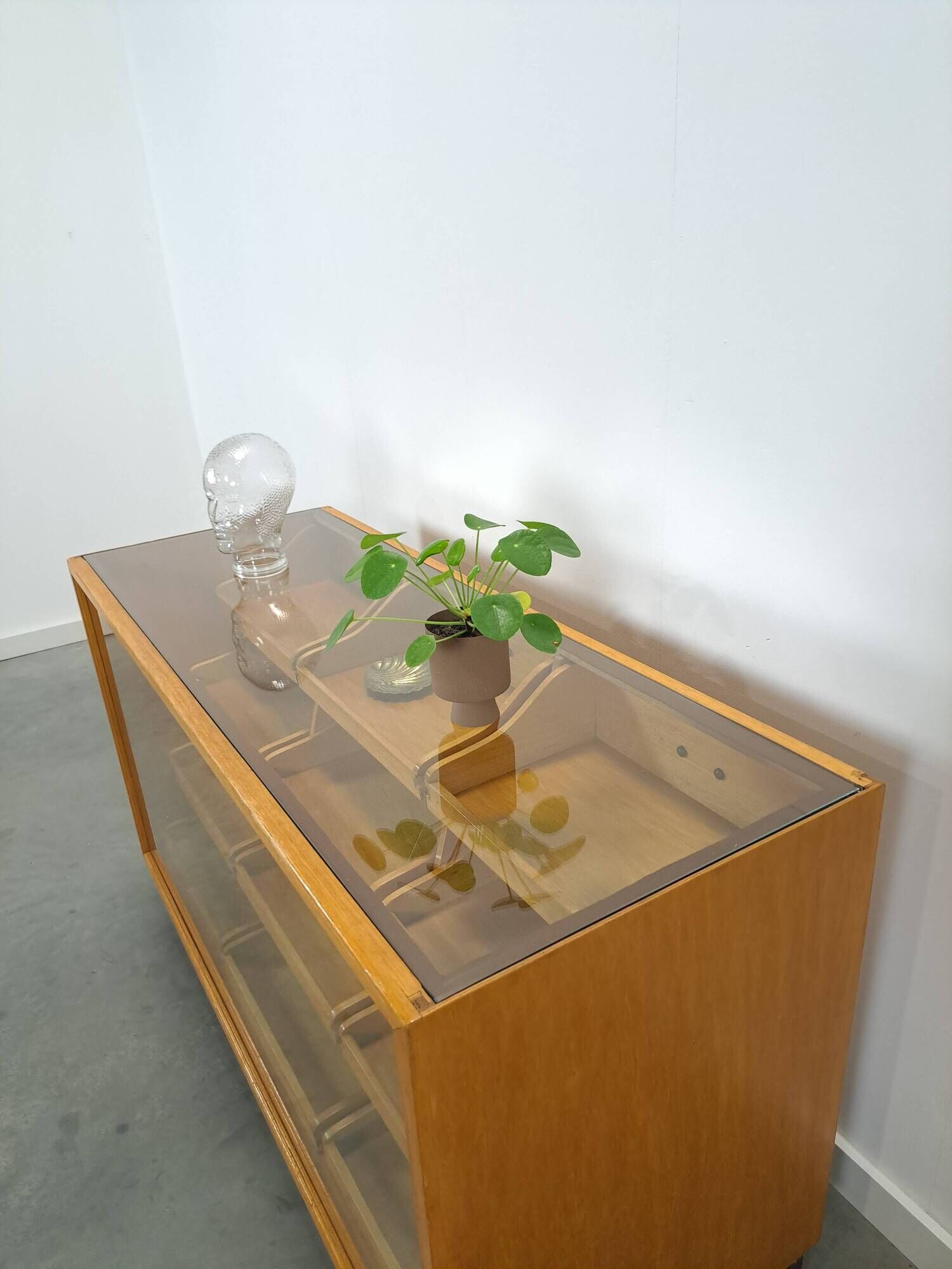 Vitrine de comptoir avec 12 tiroirs et plateau en verre