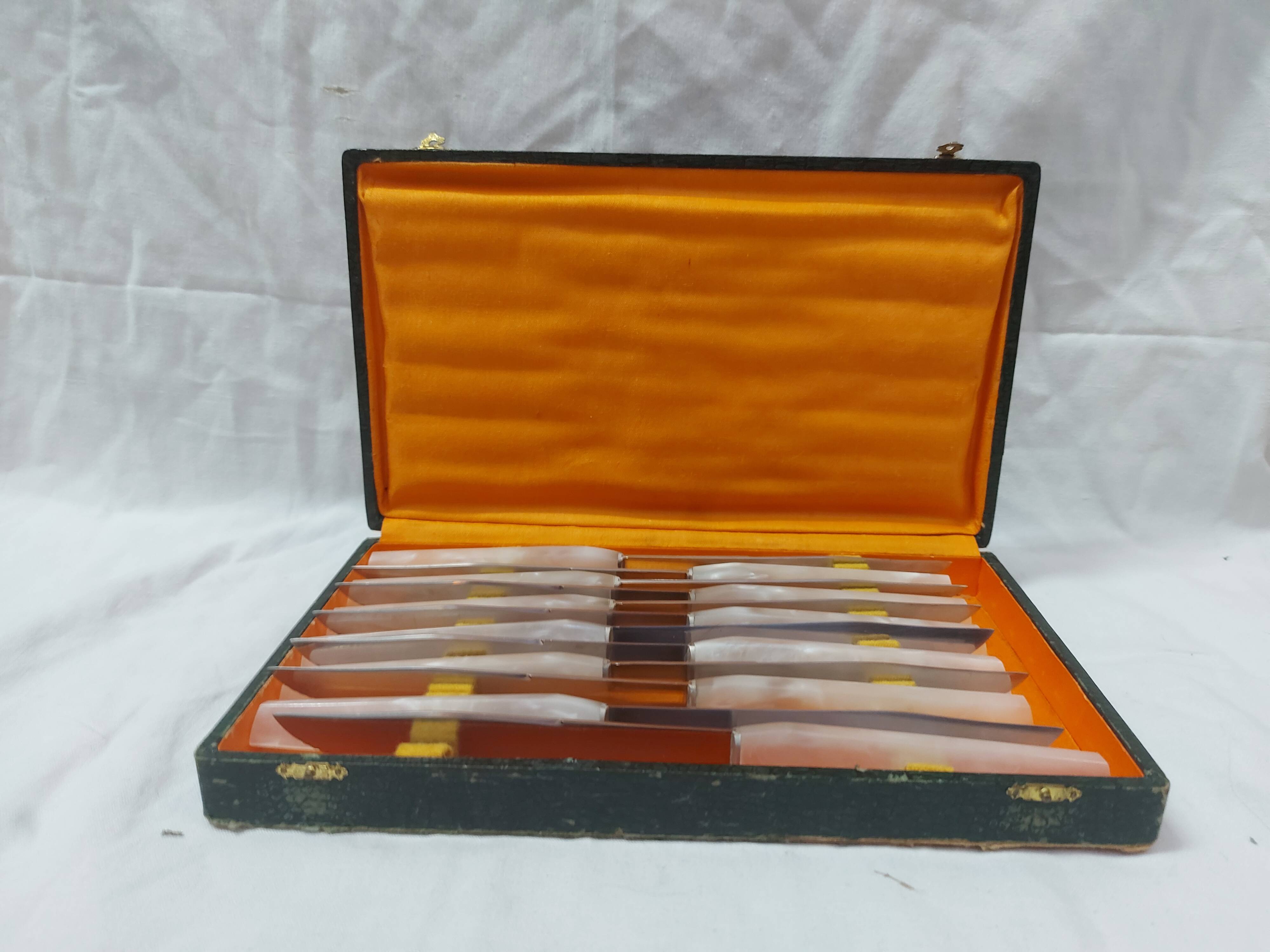 12 mother-of-pearl knives, early mid-20th century