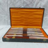 12 mother-of-pearl knives, early mid-20th century