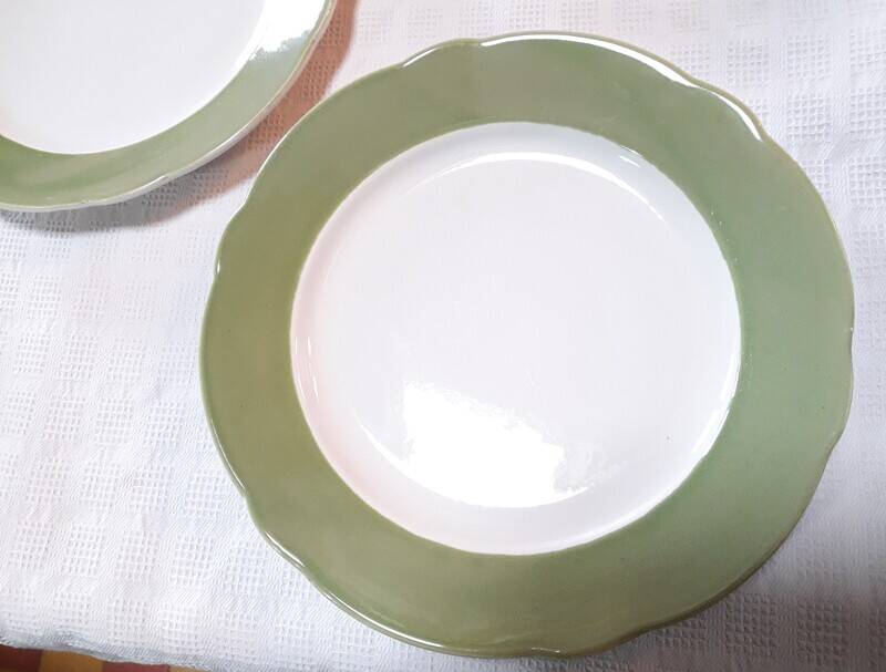 5 semi-deep scalloped plates