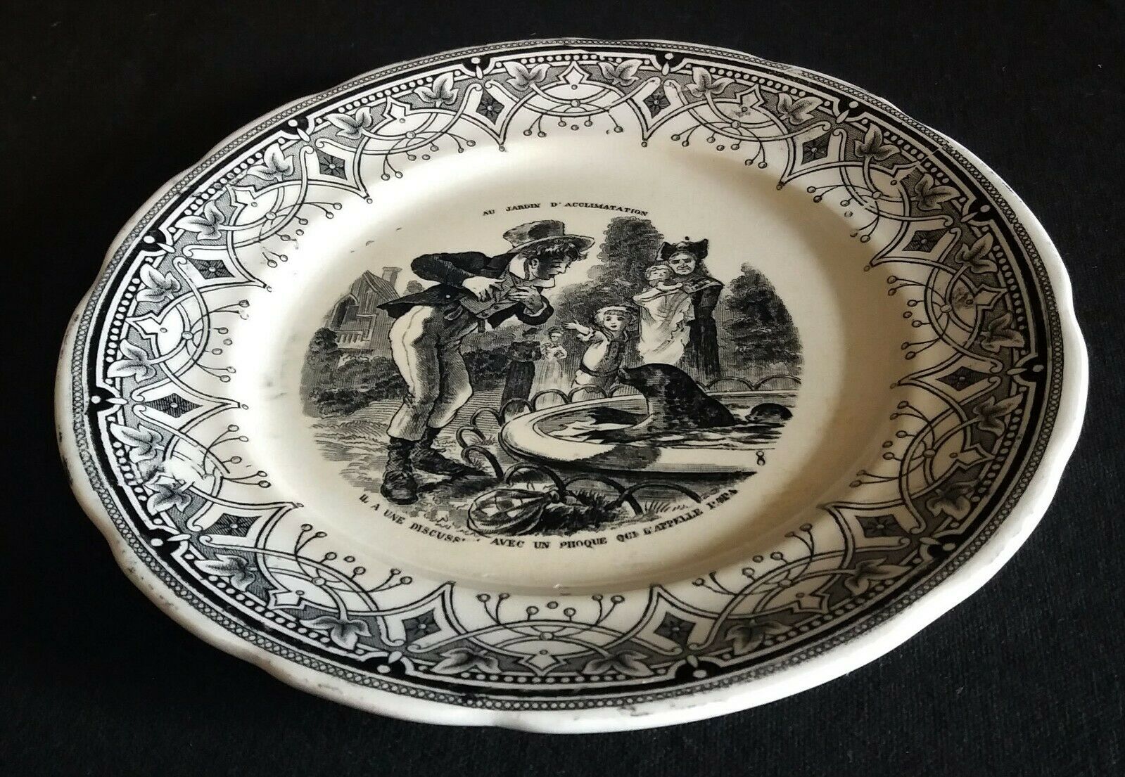 Talking plate with theme Sarreguemines series at the acclimatization garden