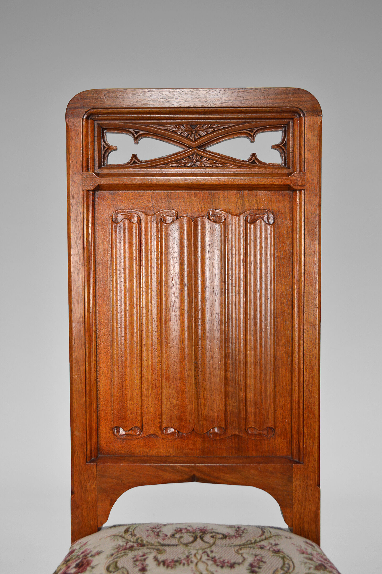 Pair of neo-Gothic chairs in Carved Walnut circa 1890