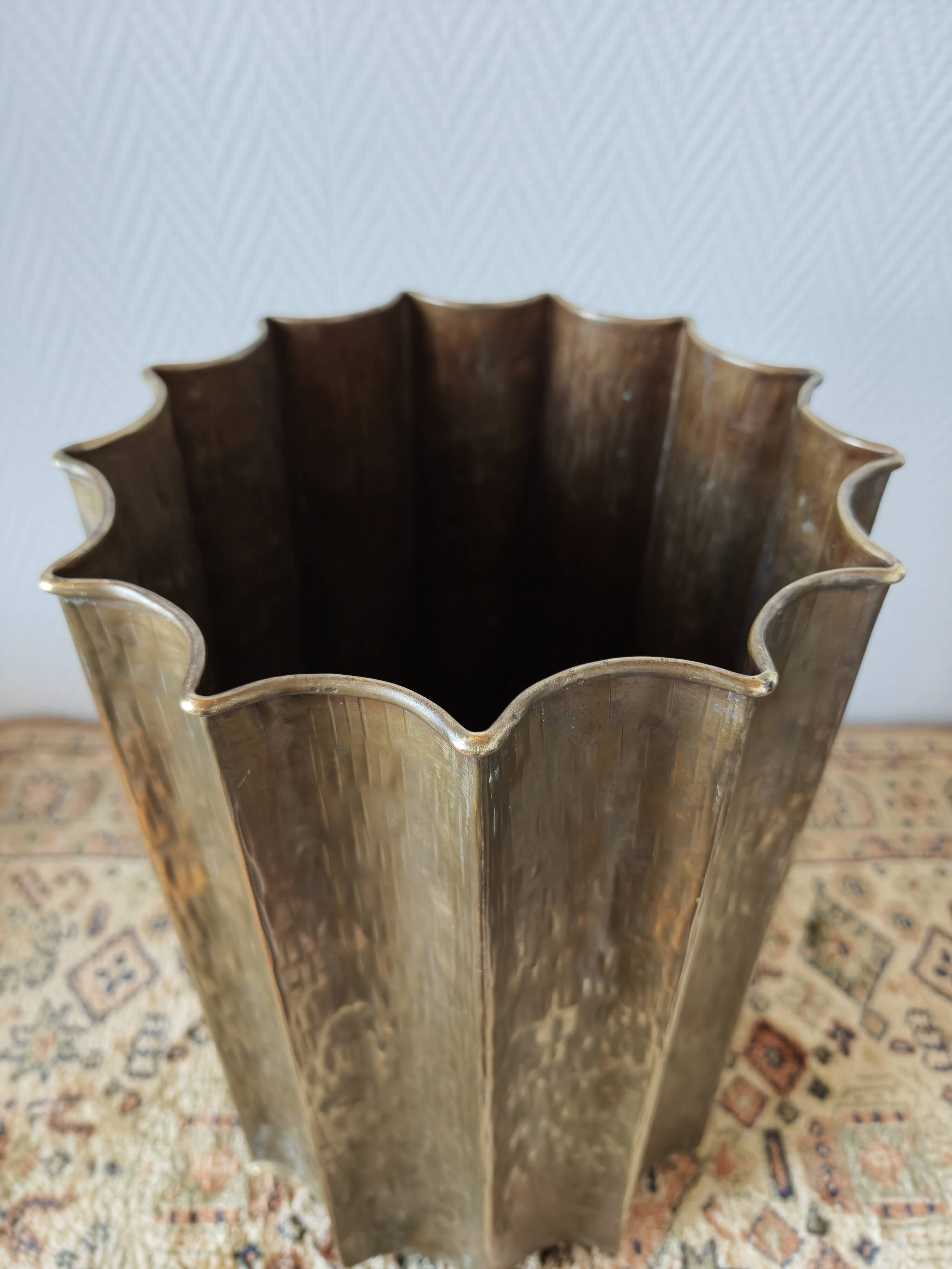 Egidio Casagrande umbrella stand in hammered brass, Italy, circa 1960.