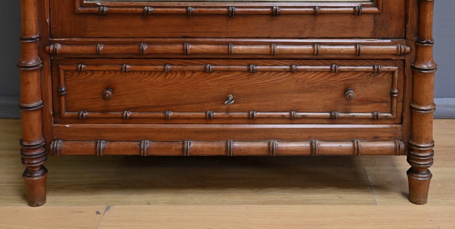 Armoire à Glace en Pitchpin esprit Bambou, Art Nouveau – Début XXème