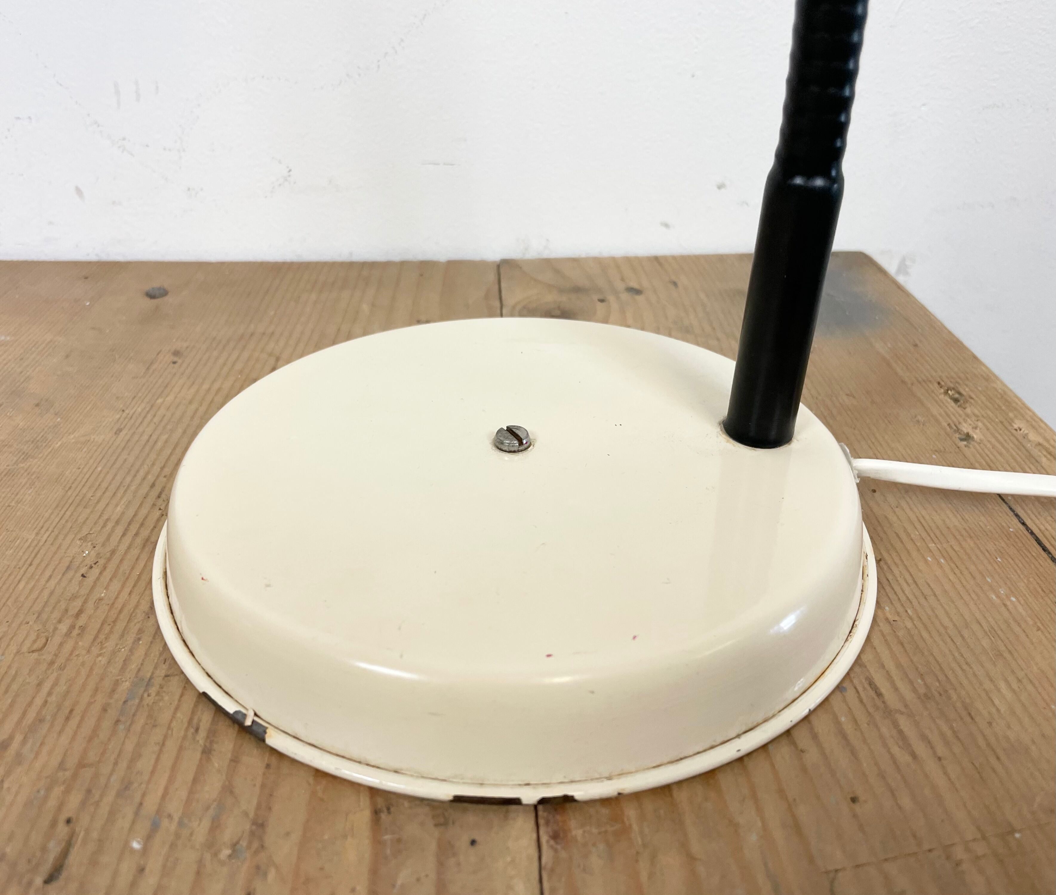 Beige industrial gooseneck table lamp, 1960s