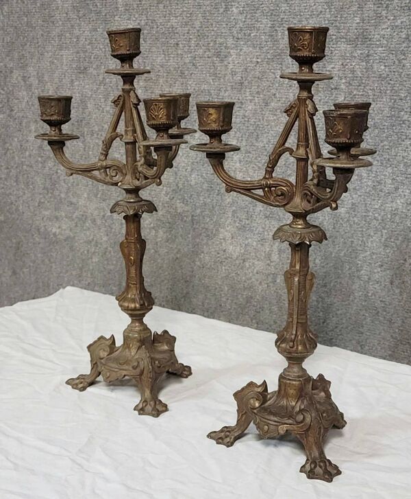 Paire de candélabres anciens en régule patiné bronze