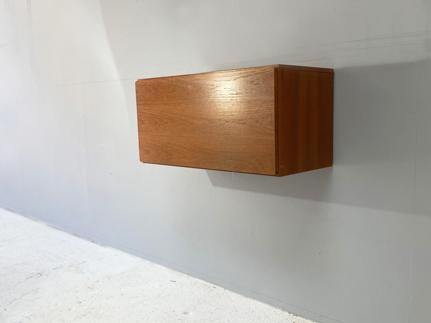 1970’s mid century Beaver & Tapley 33 floating desk/storage cabinet