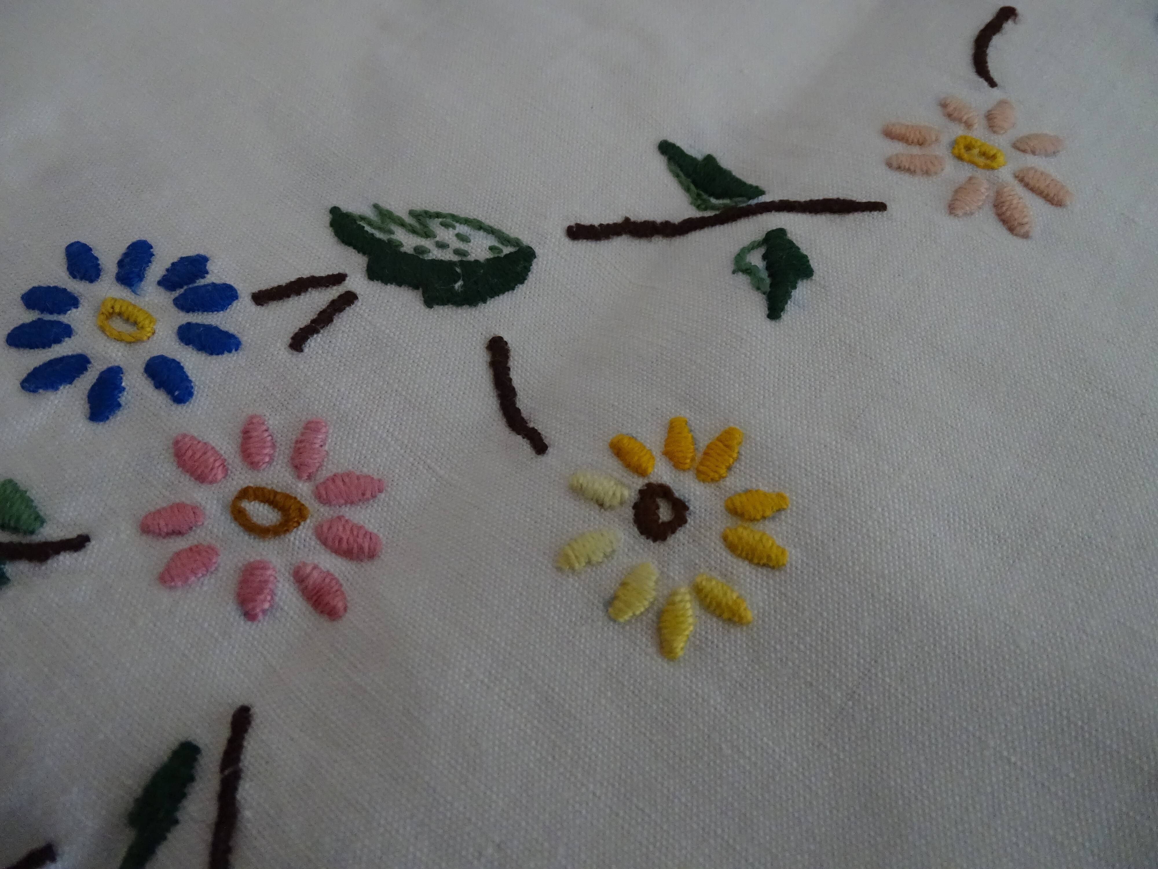 Round tablecloth embroidered hand linen mestizo 150 cm old colorful embroidery.
