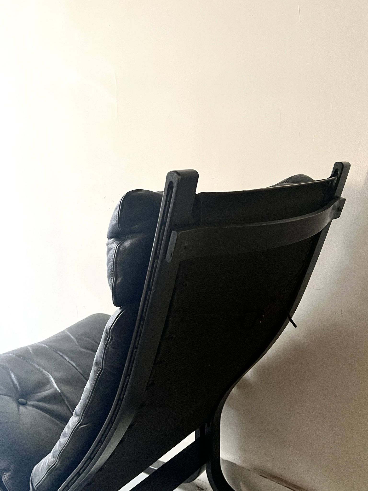 Scandinavian black leather armchair Siesta by Ingmar Relling, design 1970.