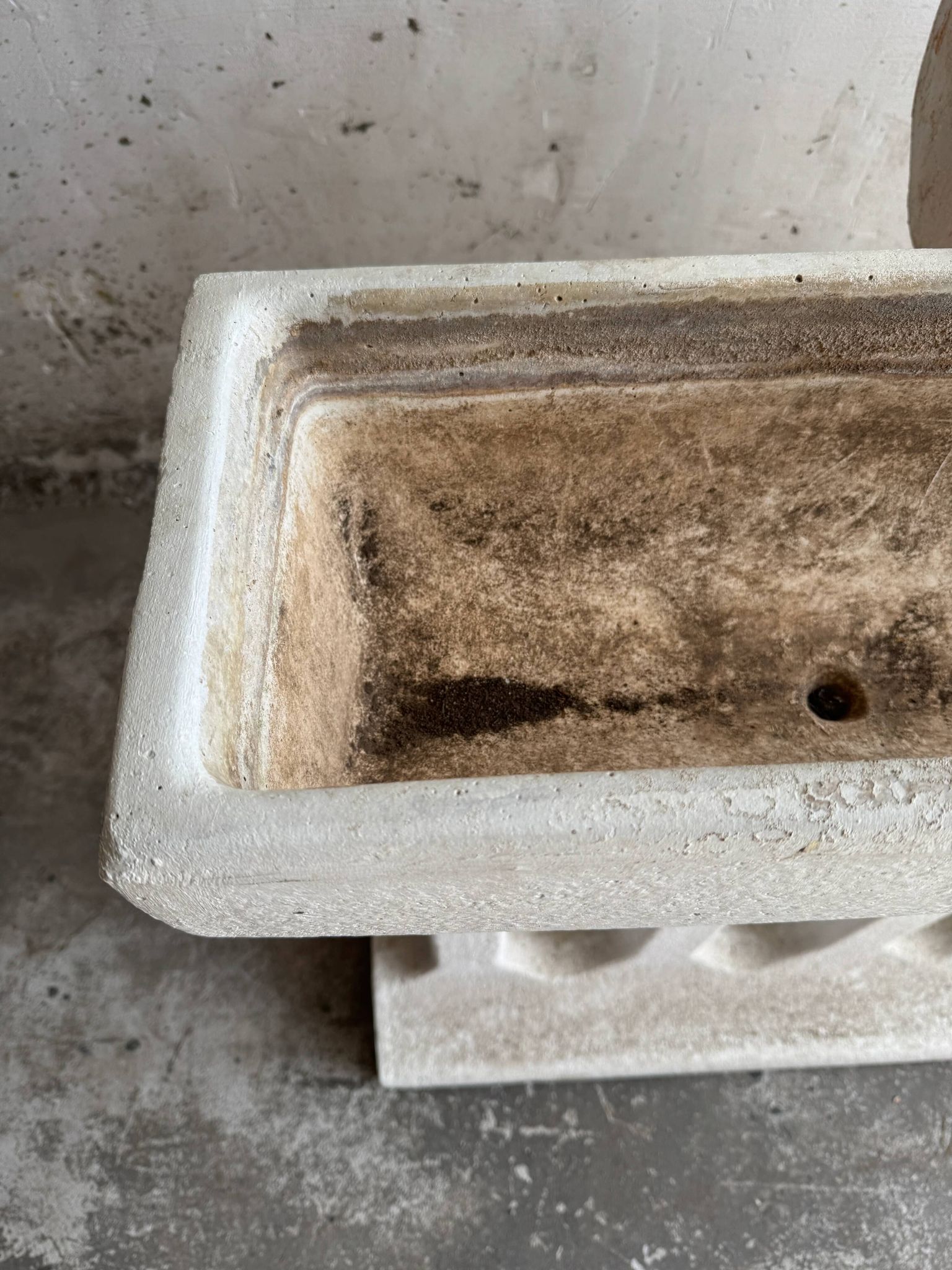 Paire de jardinières sculpturales en béton coulé Off-White, de style brutalisme du milieu du siècle, longues et rectangulaires.