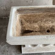 Paire de jardinières sculpturales en béton coulé Off-White, de style brutalisme du milieu du siècle, longues et rectangulaires.