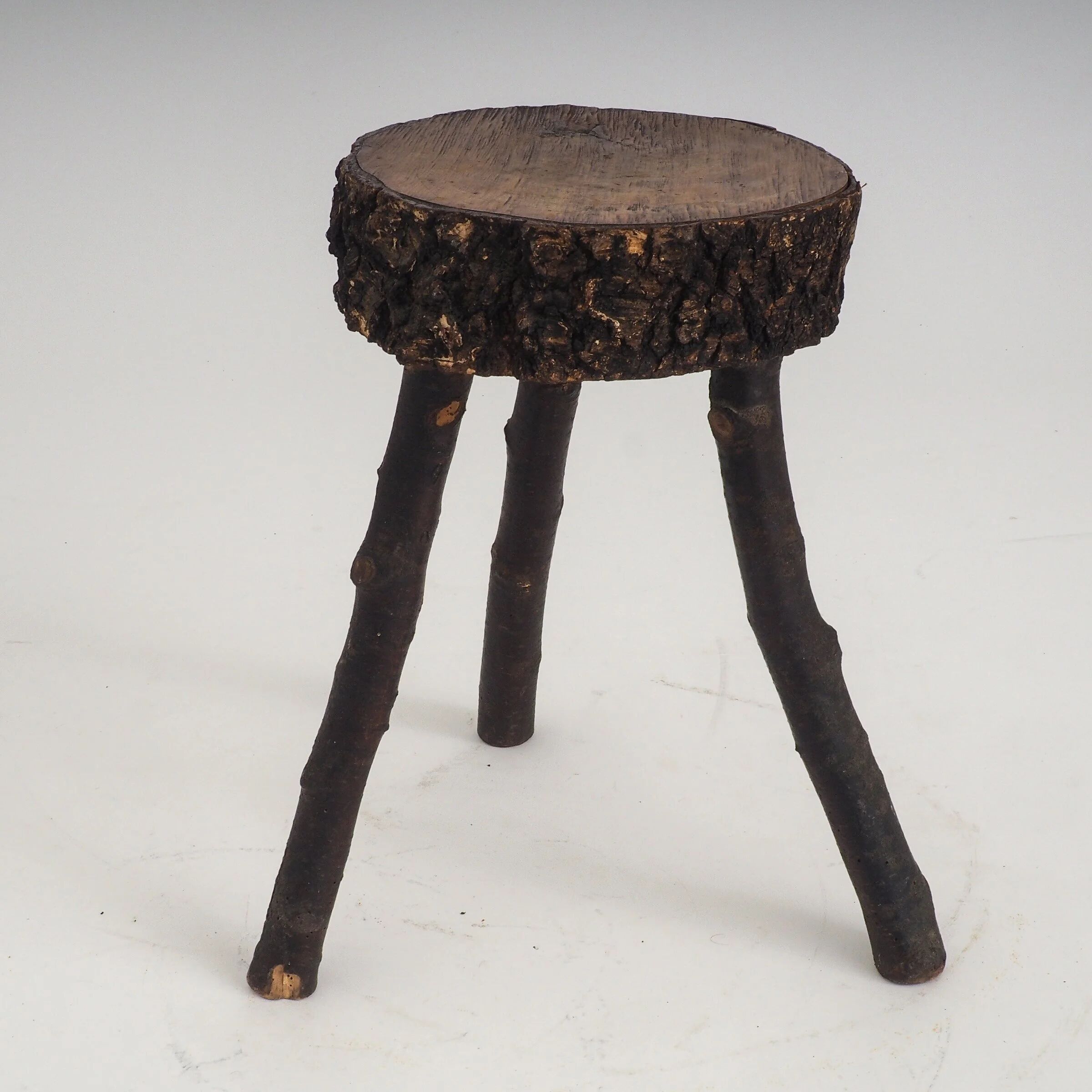 Tabouret en bois rustique fait à la main