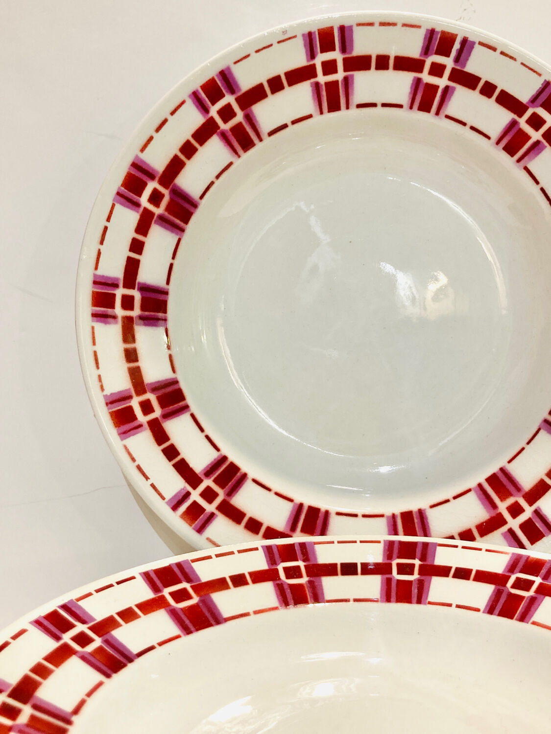 5 hollow plates in burgundy and red earthenware Stuart mill ds loups