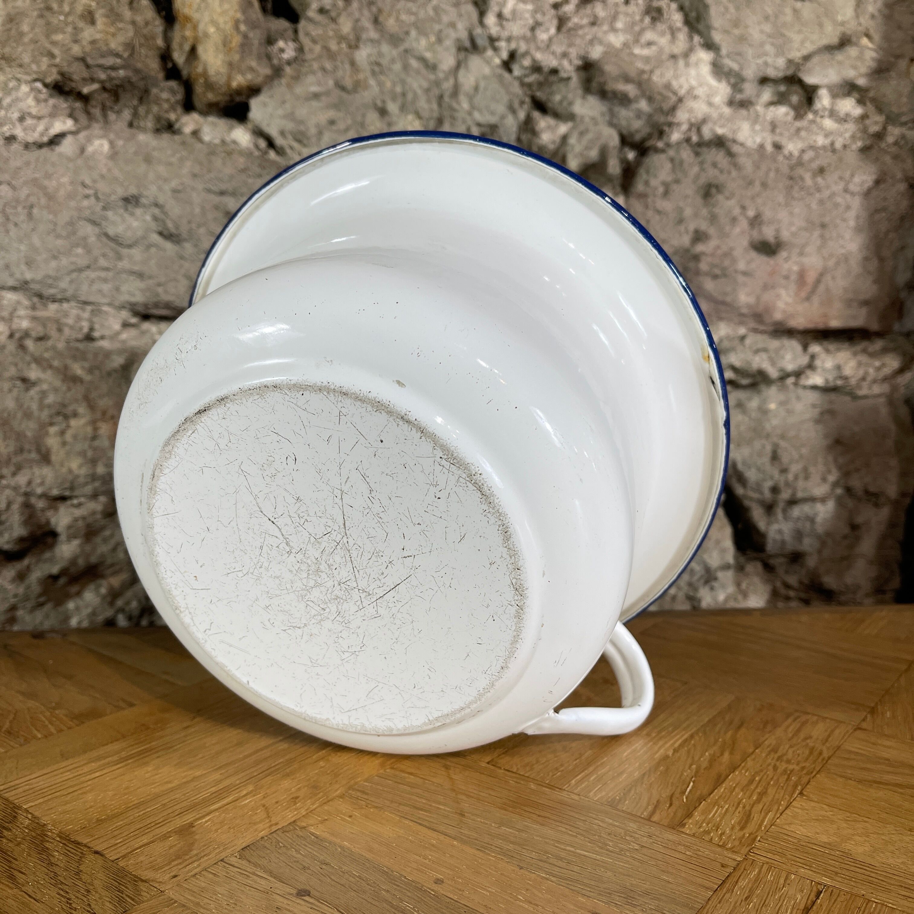 Enamelled pot