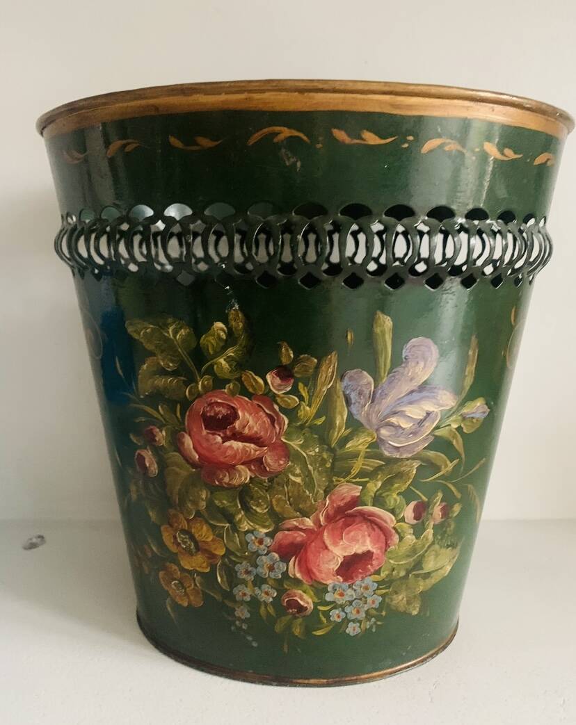 Painted sheet metal wastebasket