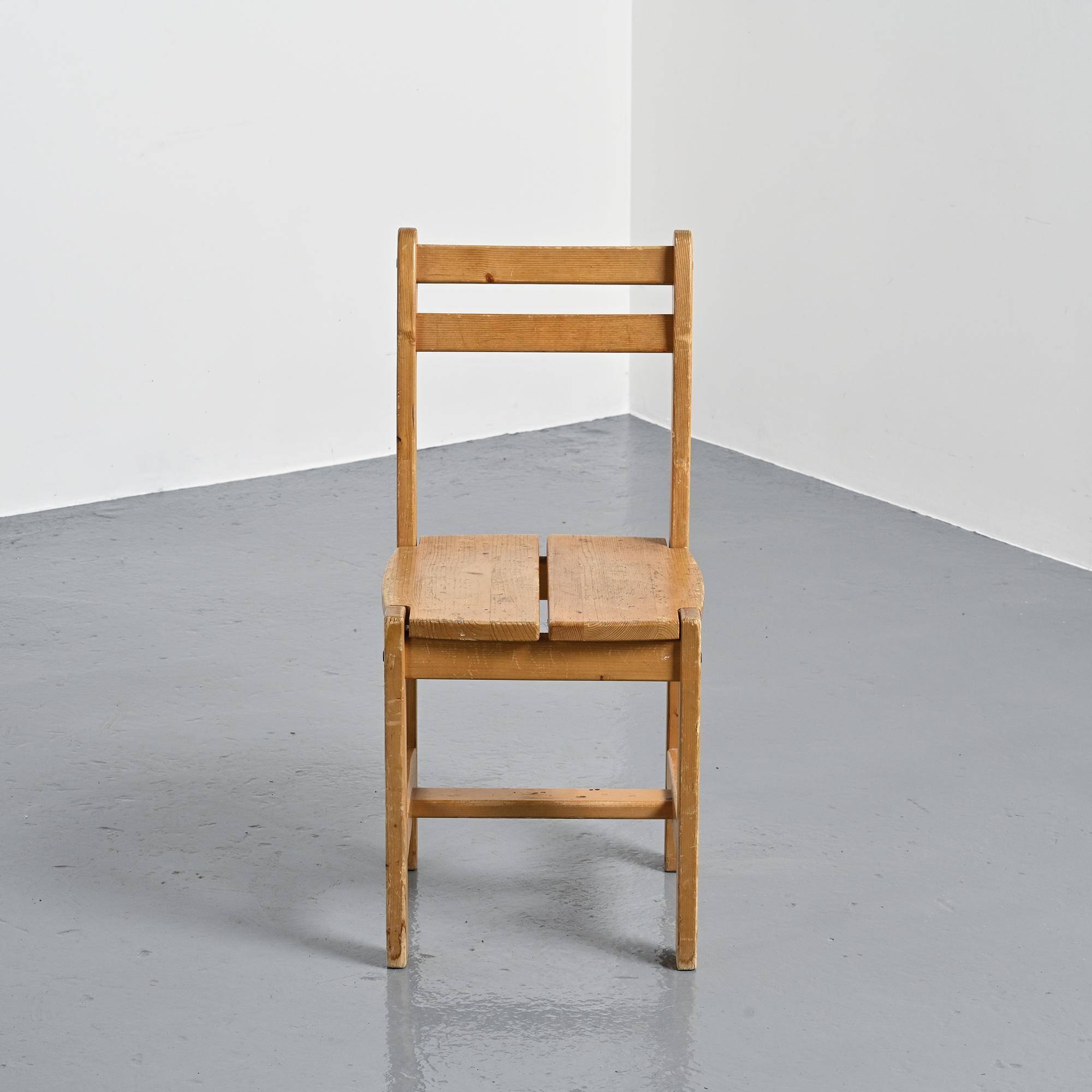 Suite de quatre chaises en pin, travail français, circa 1970