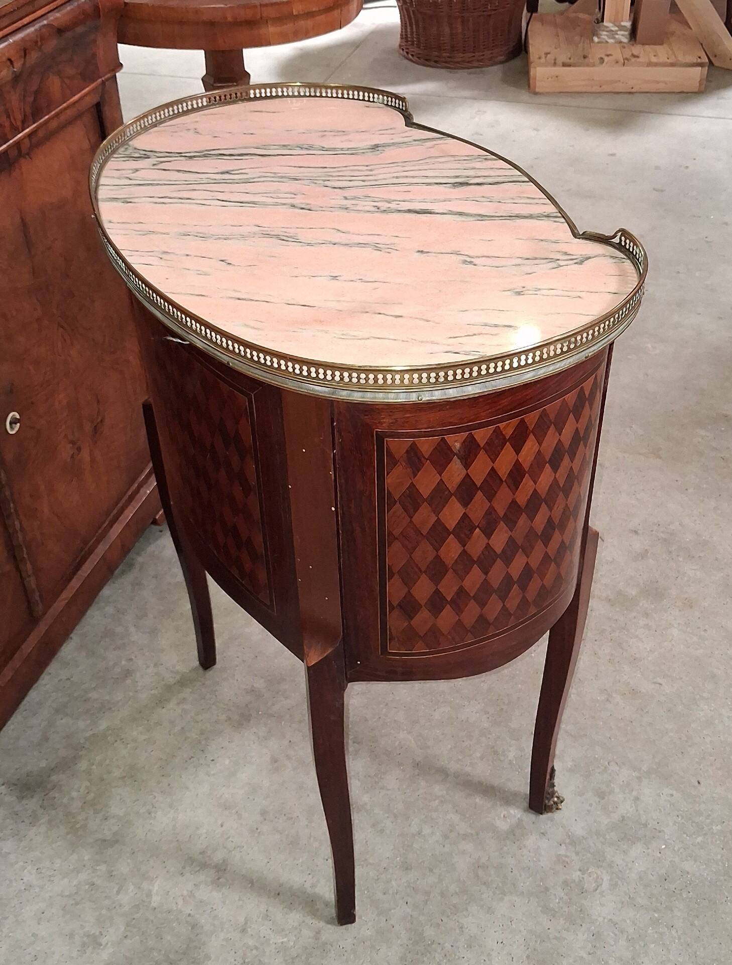 Commode sauteuse de forme rognon en marqueterie, marbre rose et bronzes