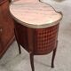 Commode sauteuse de forme rognon en marqueterie, marbre rose et bronzes