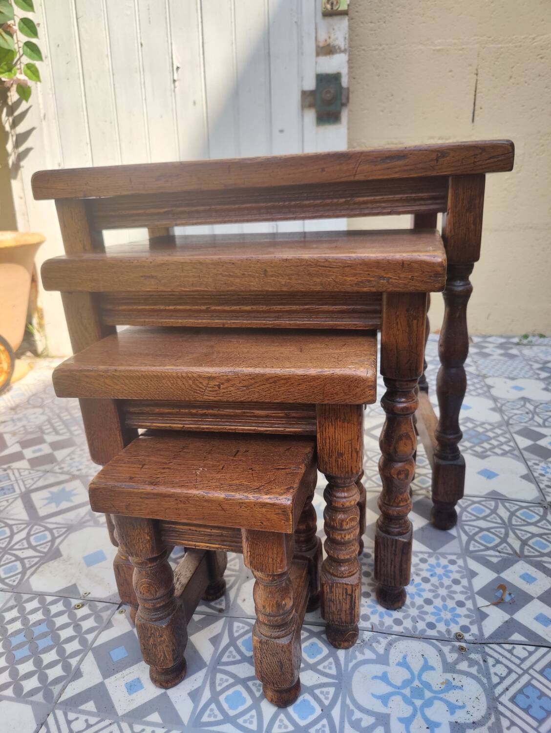 Charmantes tables gigognes en bois massif