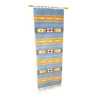 Tapisserie longue bleue avec bâton en bois tapisserie vintage