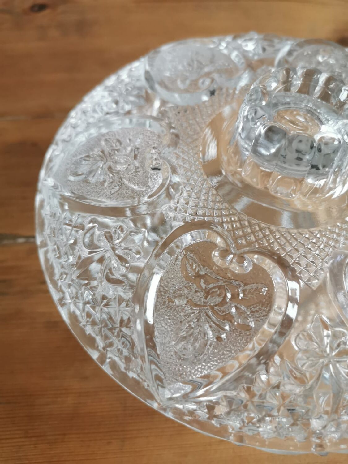 Chiseled glass candy box