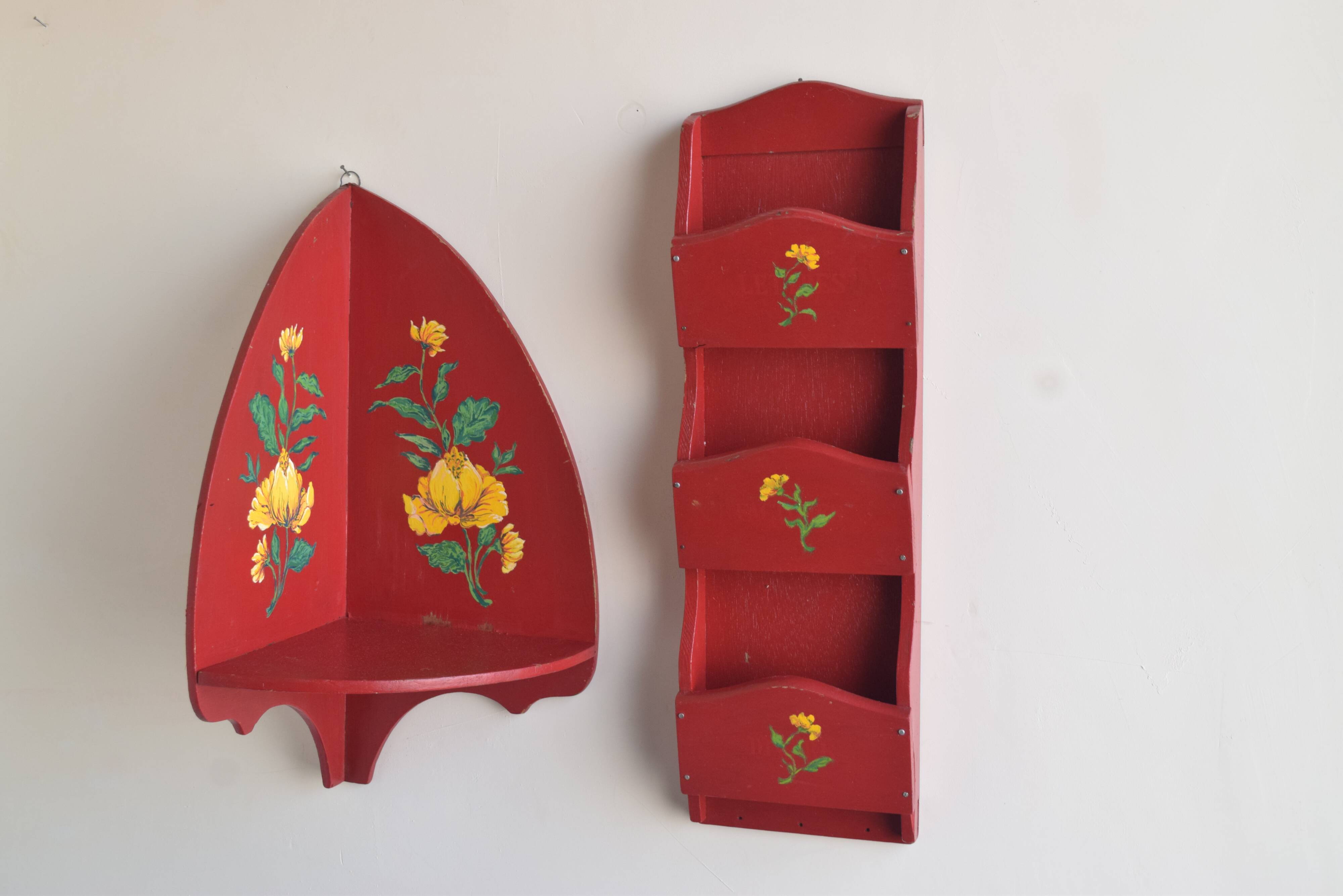 Vintage mail holder and matching plant holder in red painted wood - floral decor - 1970s