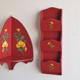 Vintage mail holder and matching plant holder in red painted wood - floral decor - 1970s