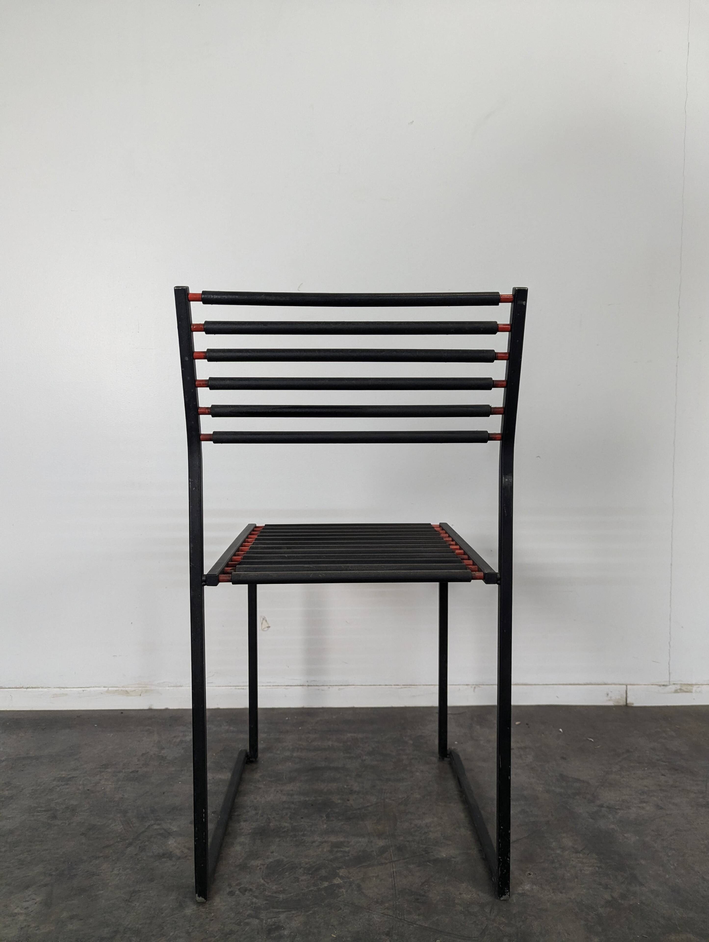 Série de 4 chaises style Memphis