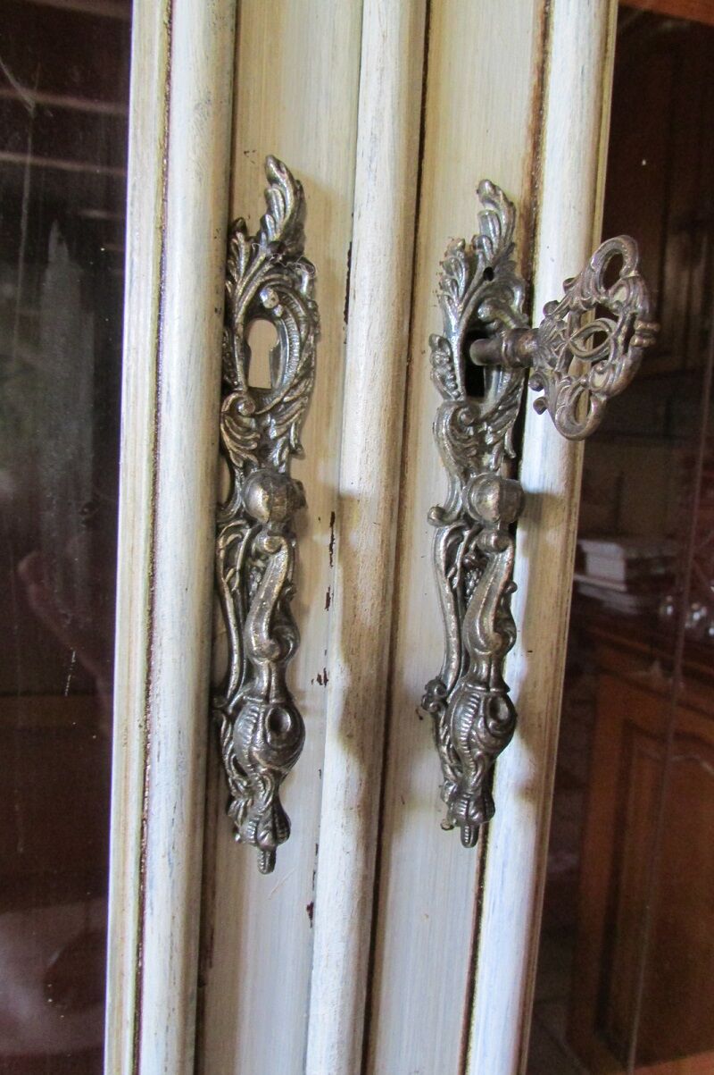 Bookcase rechampi off-white, Louis XVI style