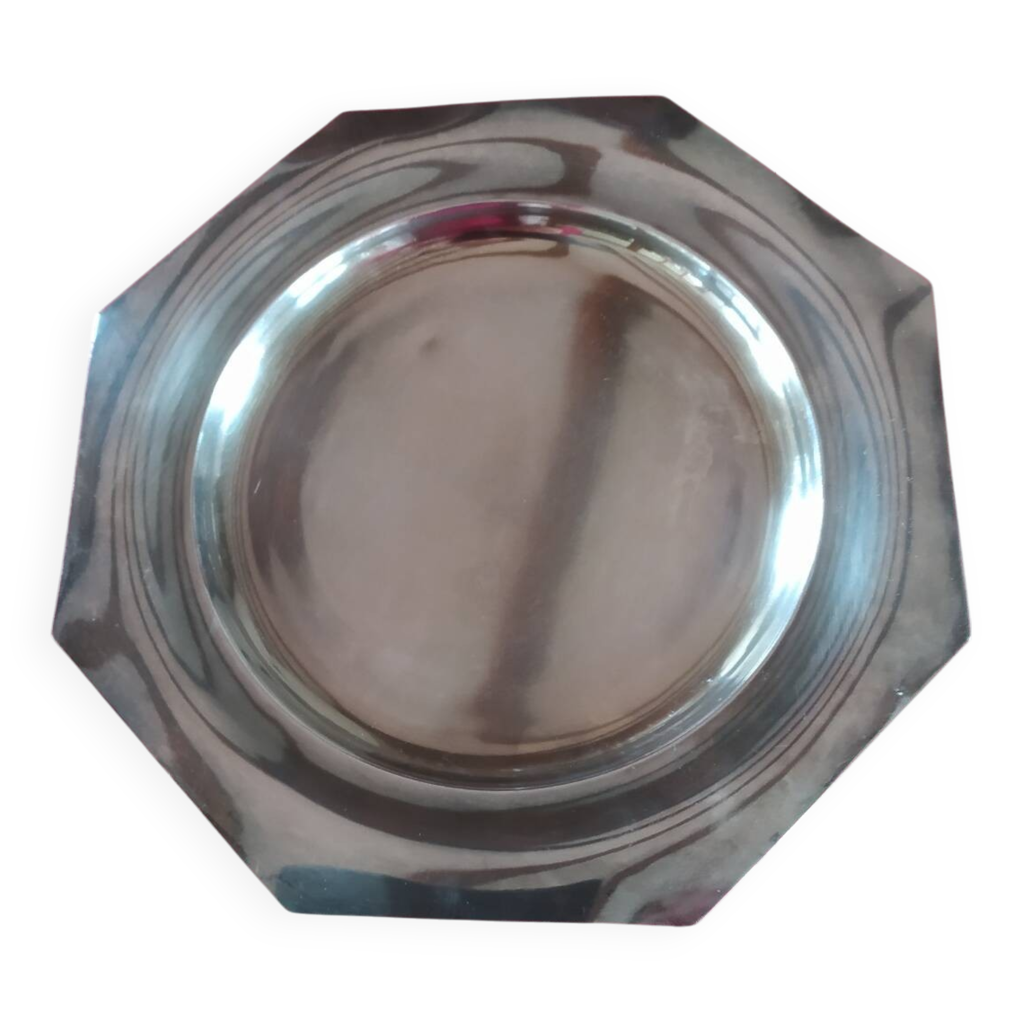 Assiette argentée sur pied.