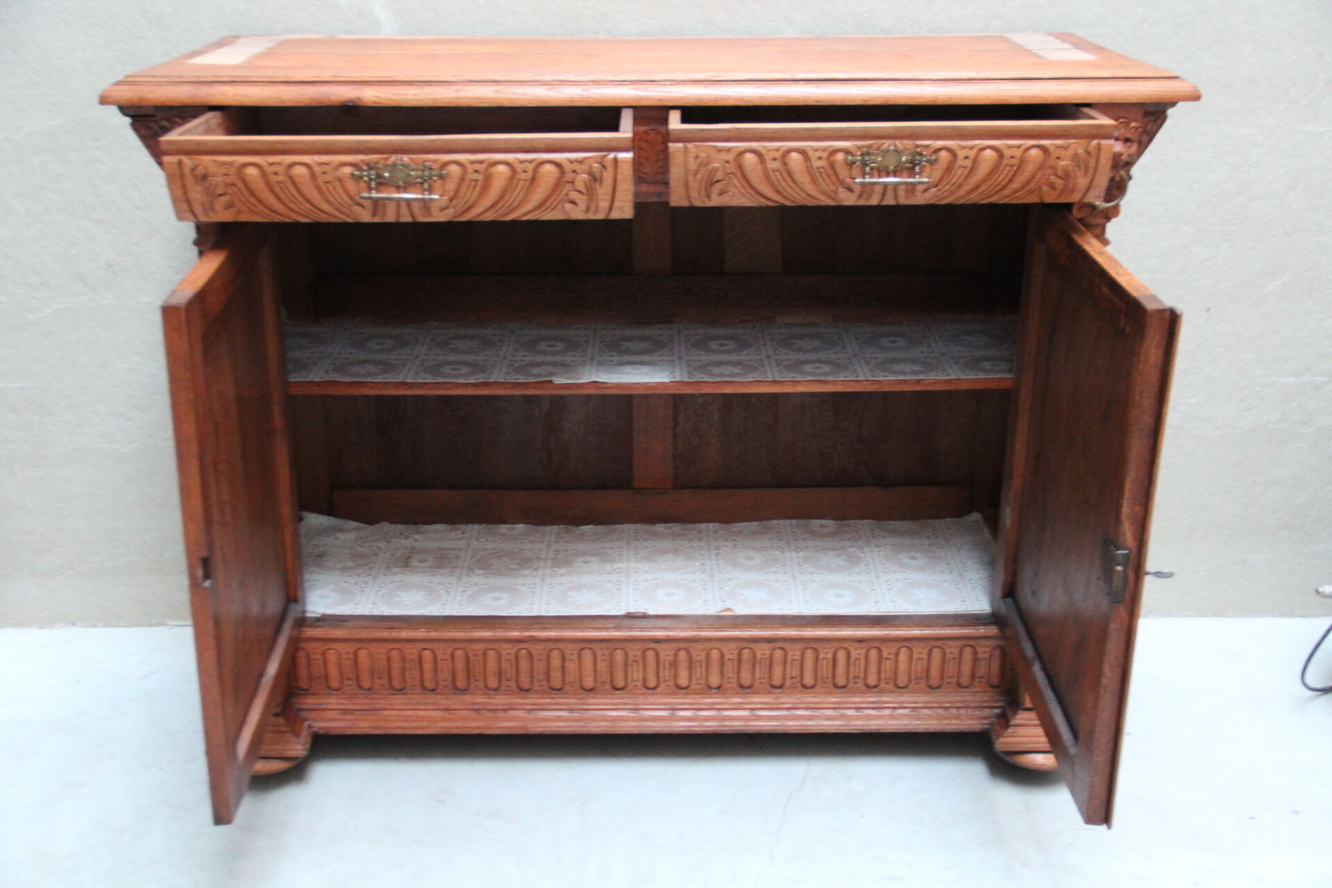 Double body late 19th century in oak and colored stained glass