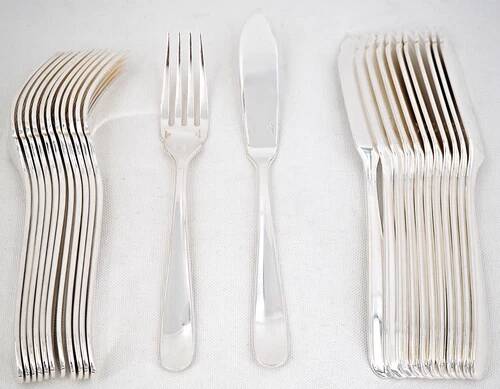Christofle Dax, 12 fish cutlery sets, 24 pieces in silver-plated metal, in perfect condition.